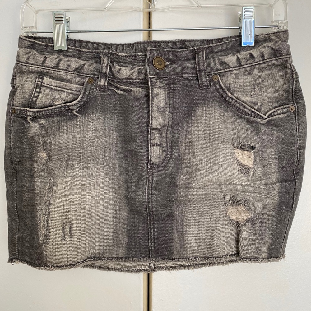 💥3/$25💥 H&M Distressed Denim Mini Skirt Gray Size 6